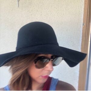 The HATTER COMPANY black  flaps for all season hat